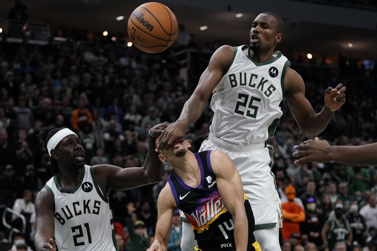 Khris Middleton scores 8 while coming off bench in Bucks win - ESPN